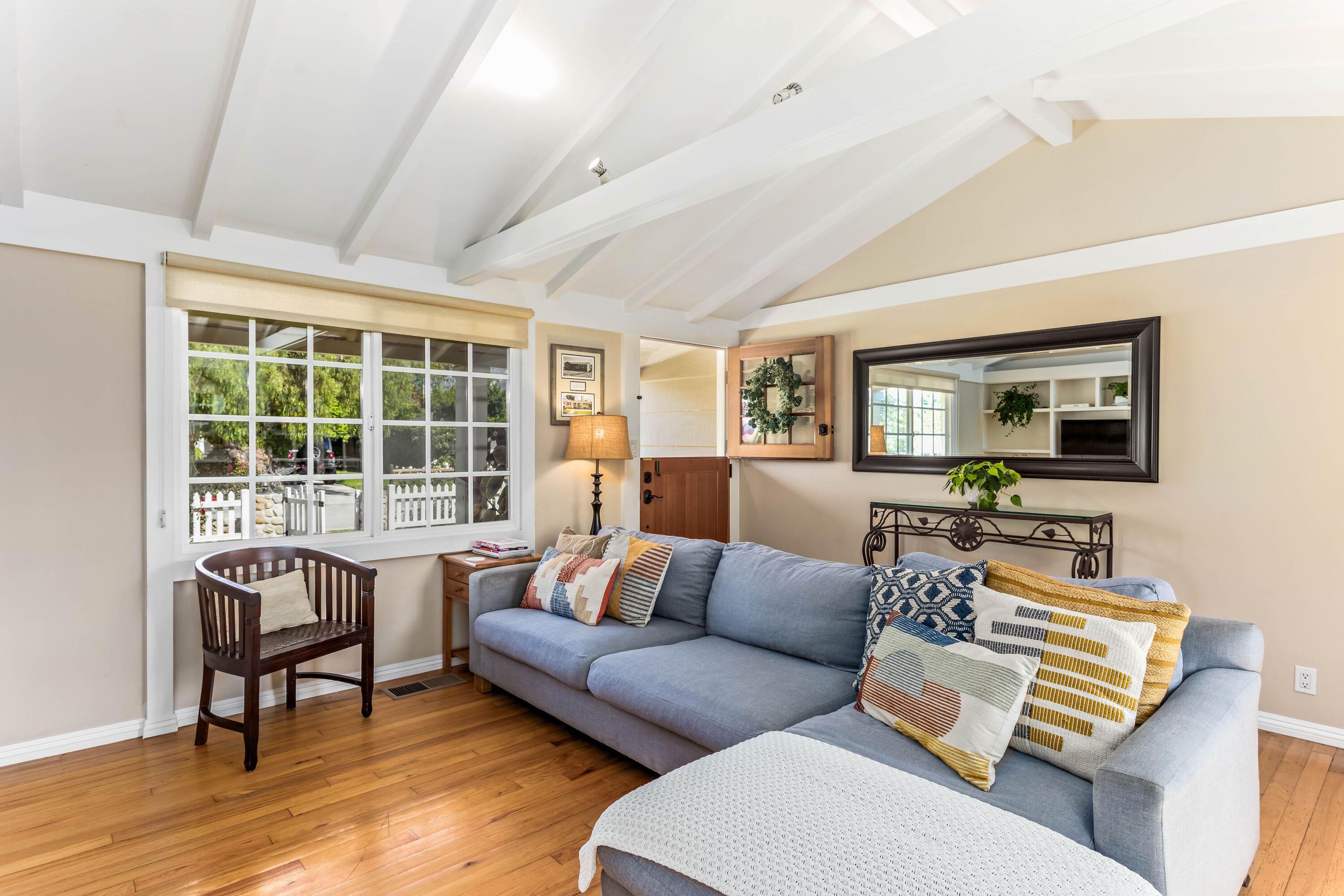 441 Baldwin Road Santa Barbara, CA 93105 - Photo 5 of 16 Living Room & Entry