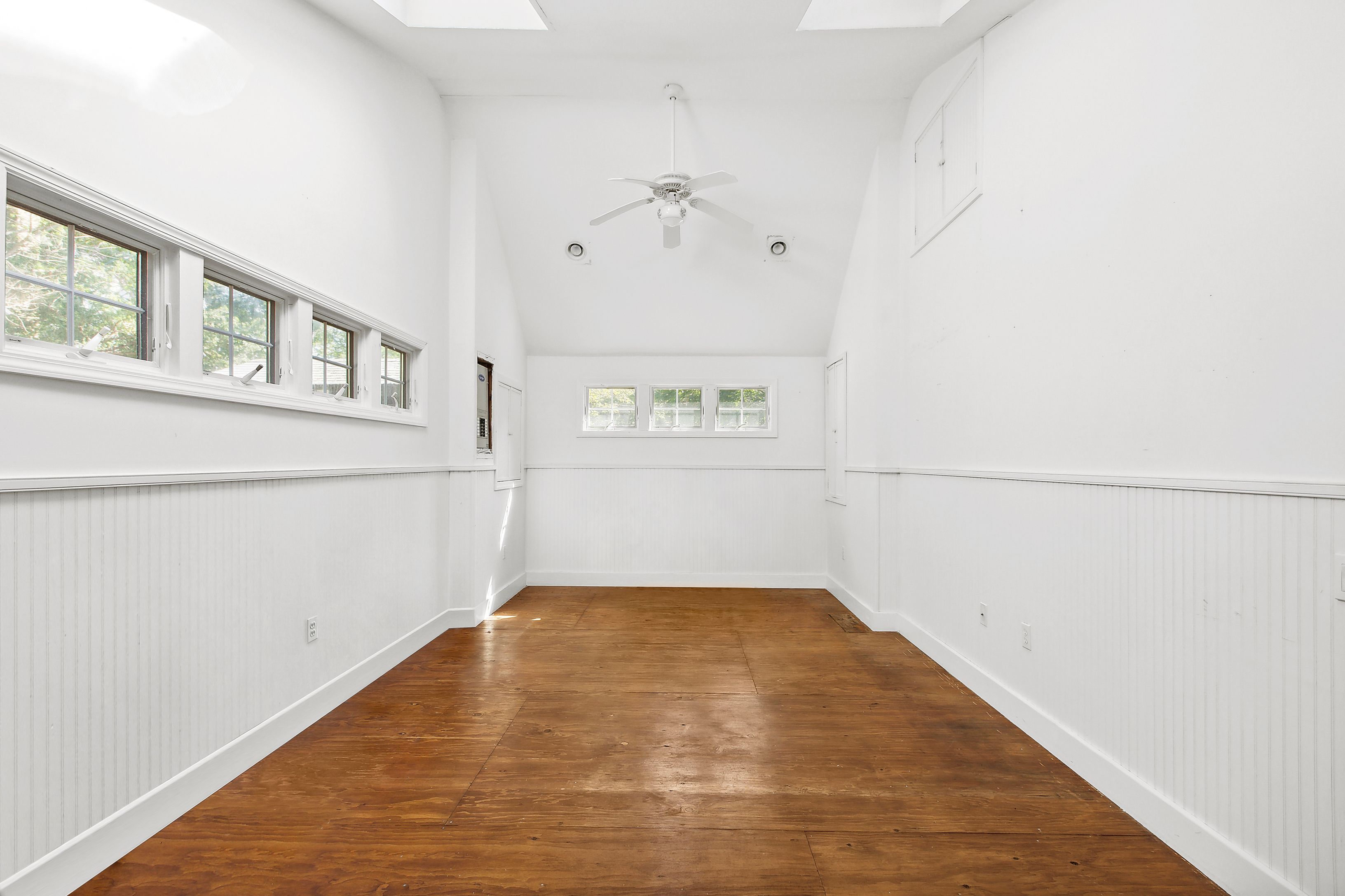 190 Kings Point Road East Hampton, NY 11937 - Photo 5 of 18 Gallery Image 5
