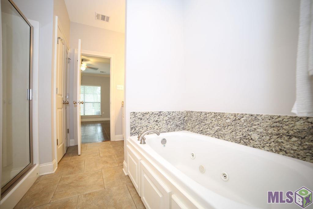 11516 Cottageview Lane Baton Rouge, LA 70816 - Photo 9 of 15 Master bath