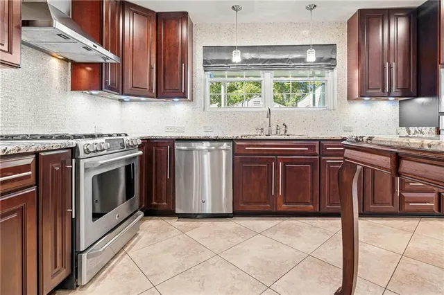 $675,000 | 212 Nelson Drive, River Ridge, LA 70123