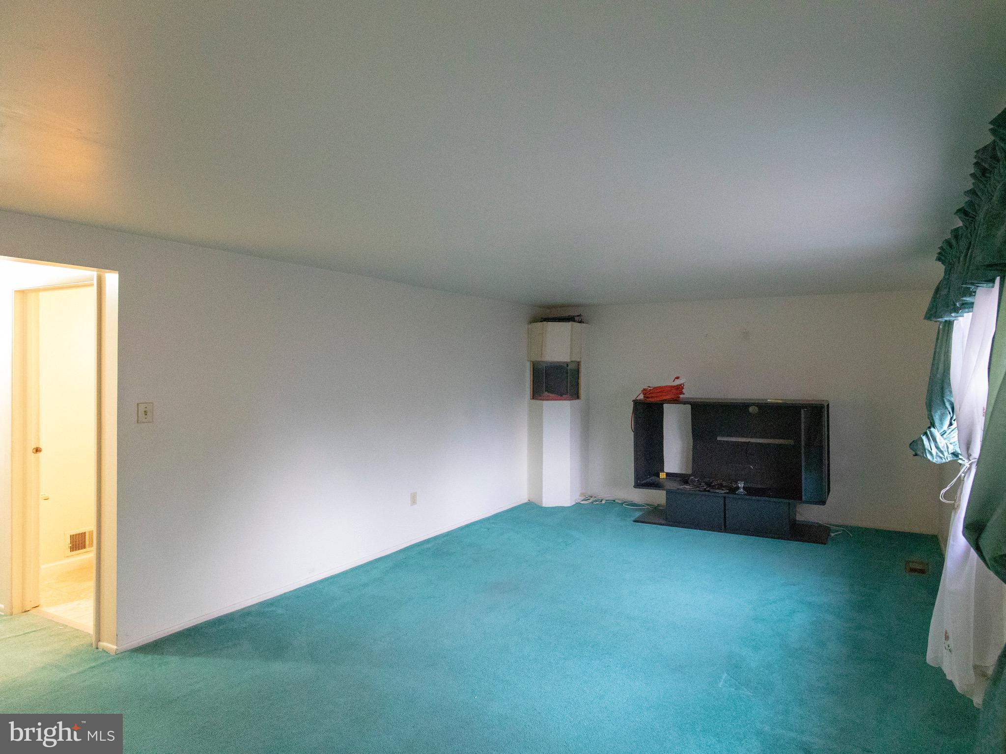17661 Kohlhoss Road Poolesville, MD 20837 - Photo 7 of 23 Large Living Room