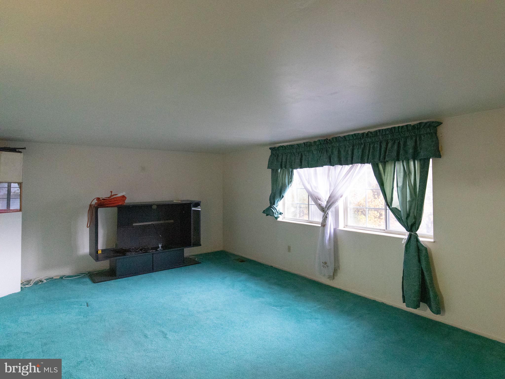 17661 Kohlhoss Road Poolesville, MD 20837 - Photo 8 of 23 Living Room