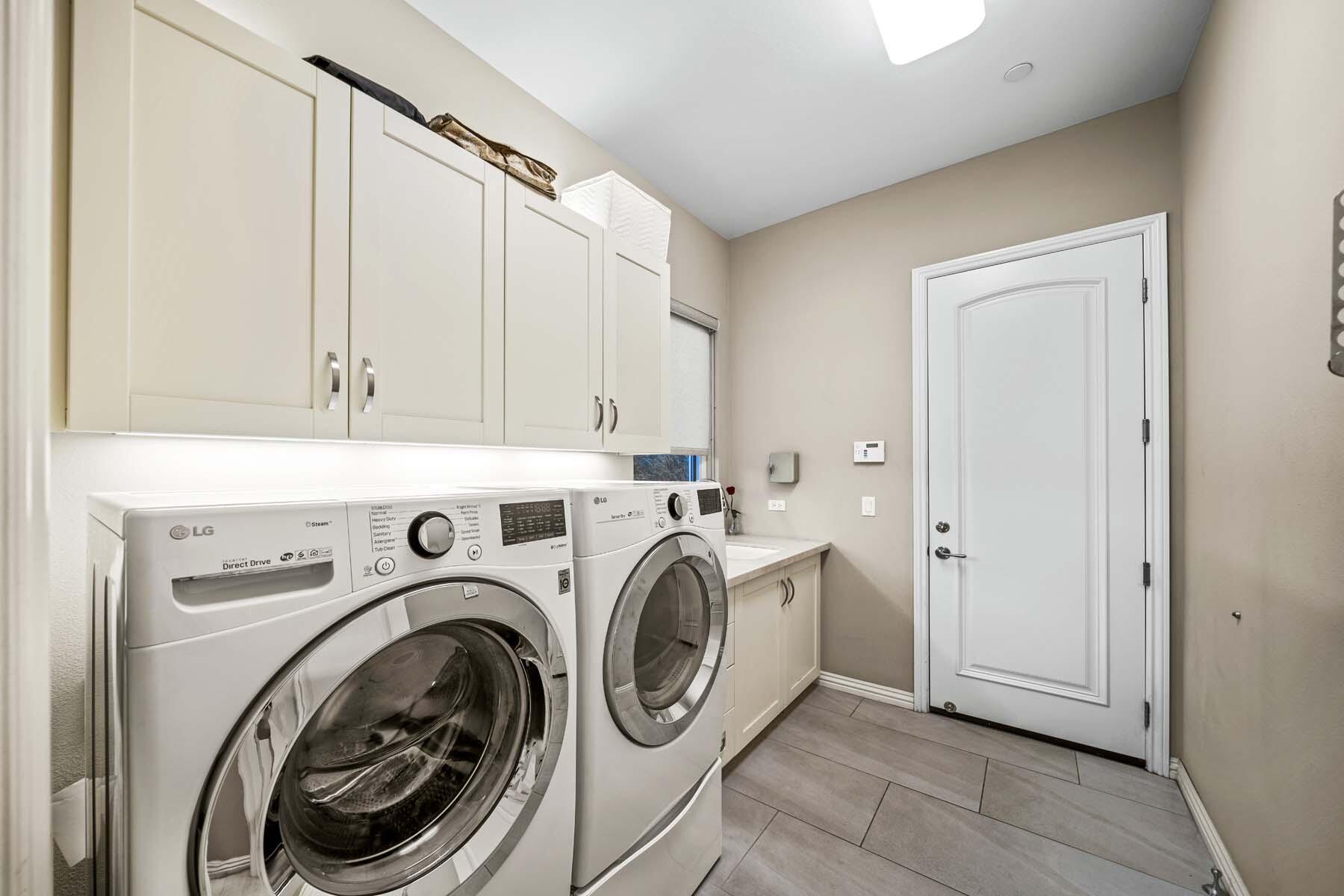 76054 Via Saturnia Indian Wells, CA 92210 - Photo 60 of 61 a utility room with dryer and washer