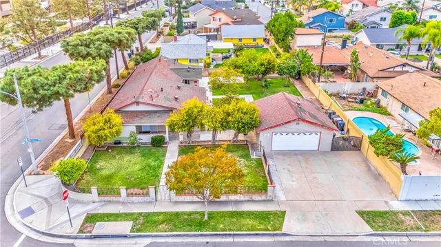 an aerial view of residential building and lake