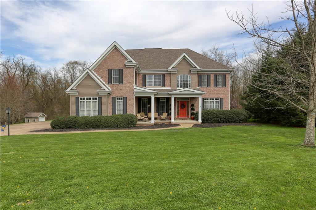 a view of a yard in front of the house