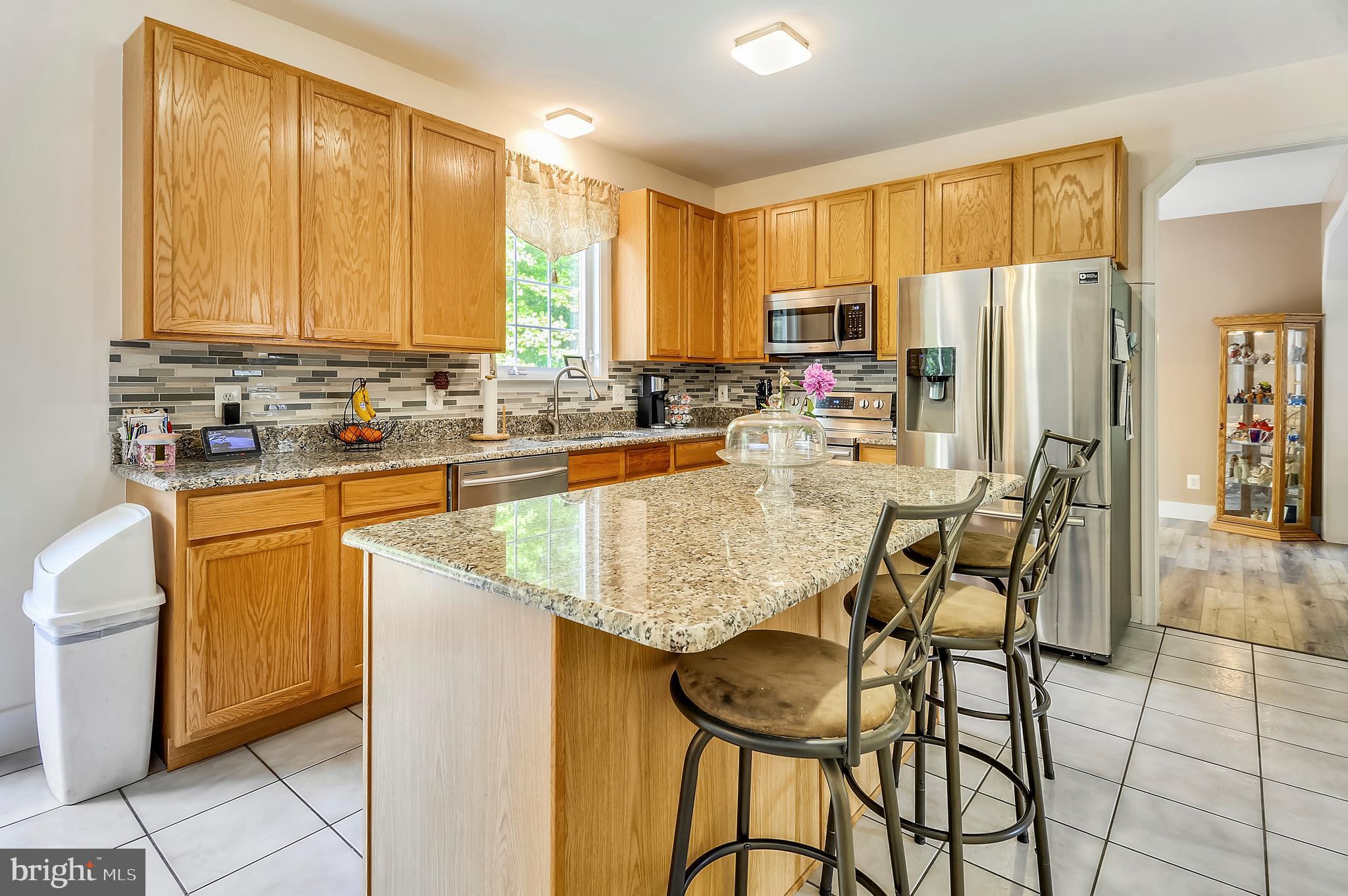 Large Updated Kitchen w/Breakfast Bar/Island