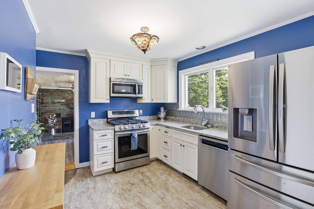 8 Maple Road Westford, MA 01886 - Photo 8 of 35