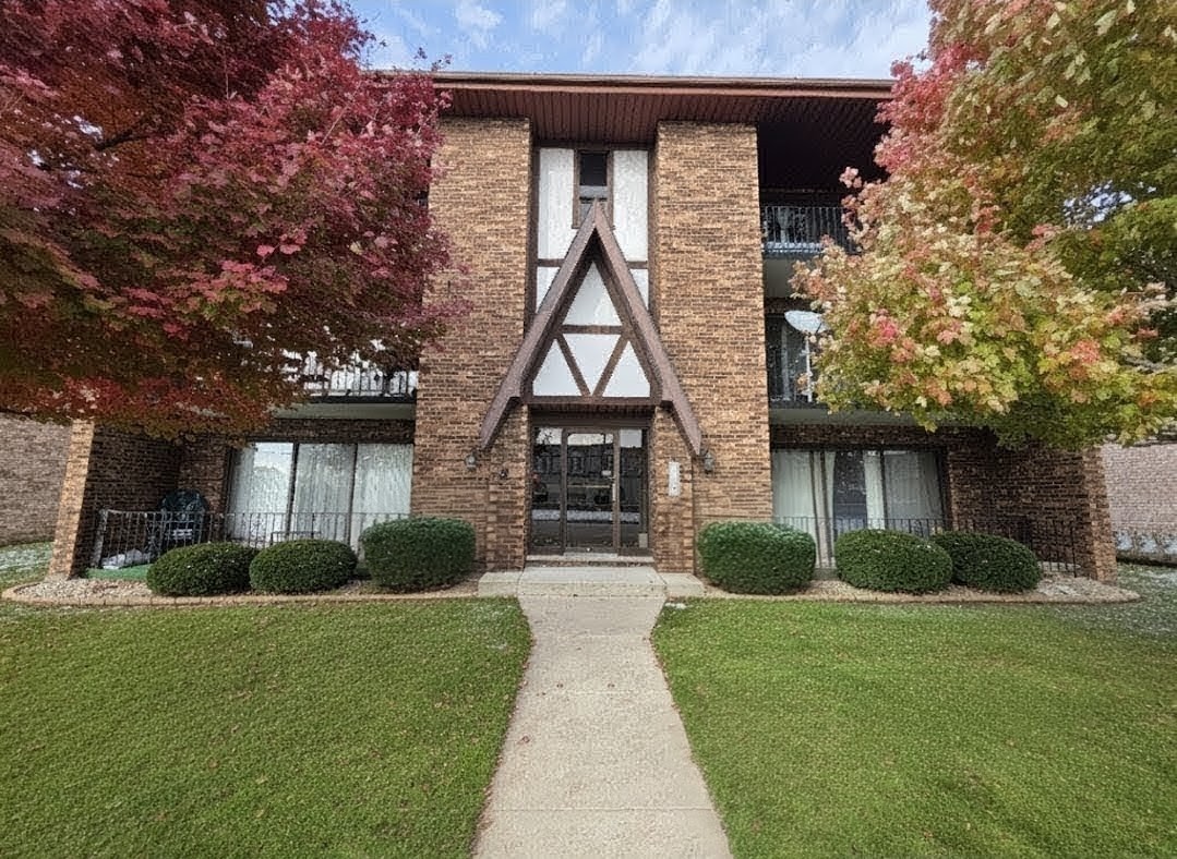 4818 West 122nd Street, Unit 3W Alsip, IL 60803 - Photo 1 of 21 a front view of a house with garden