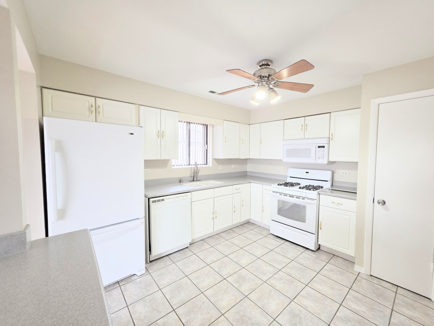 4818 West 122nd Street, Unit 3W Alsip, IL 60803 - Photo 10 of 21 a kitchen with granite countertop cabinets and white appliances