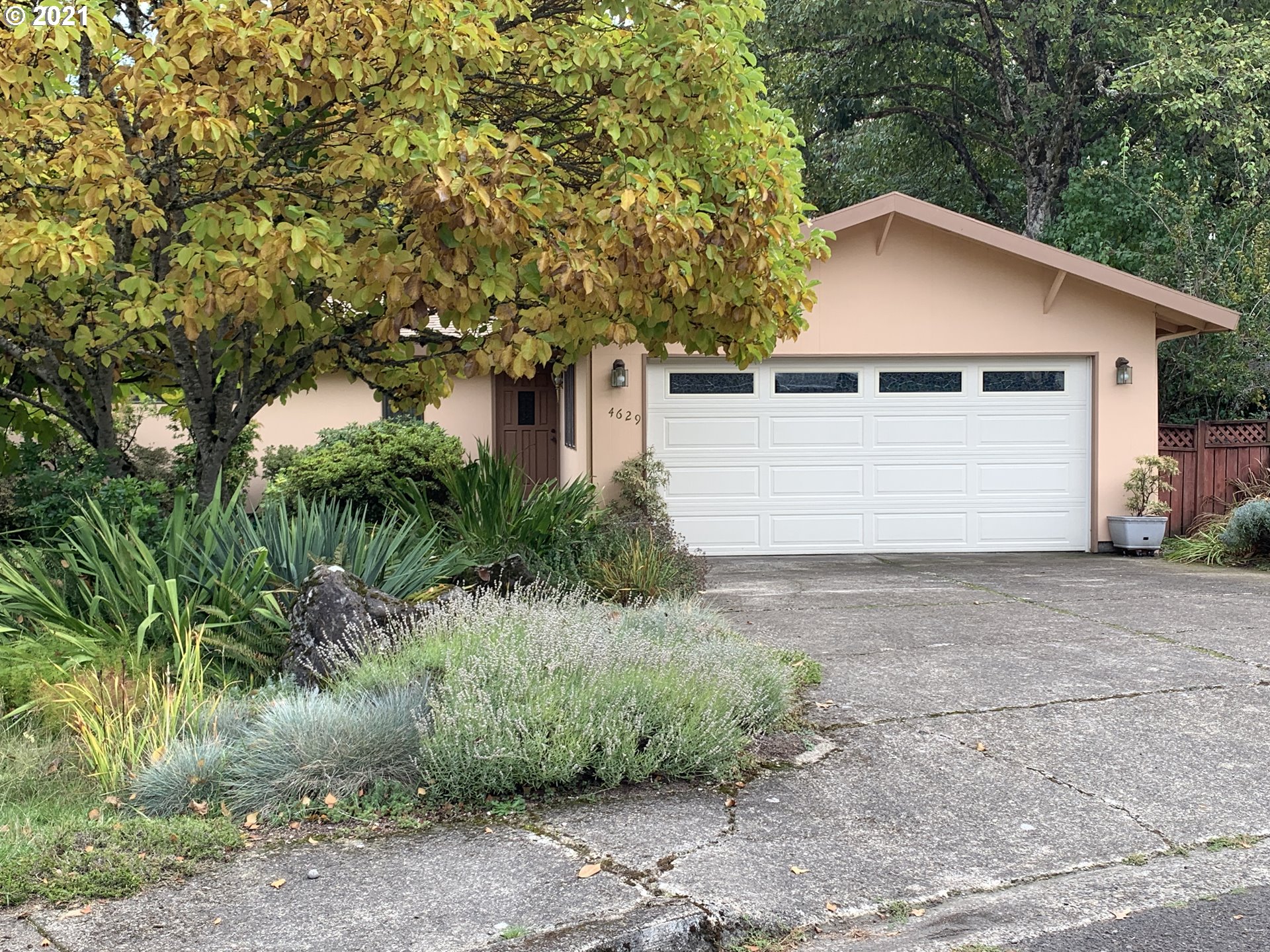 4629 Fox Hollow Road Eugene, OR 97405 - Photo 2 of 32 Gallery Image 2