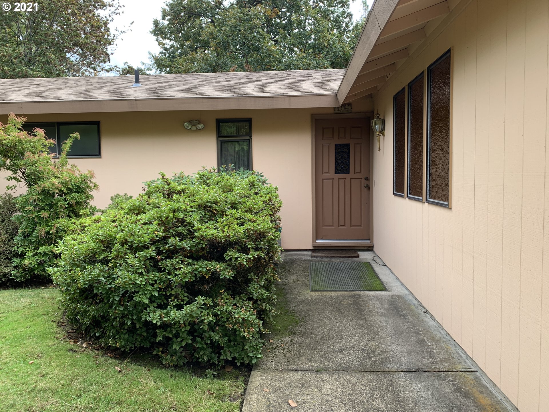 4629 Fox Hollow Road Eugene, OR 97405 - Photo 4 of 32 Gallery Image 4
