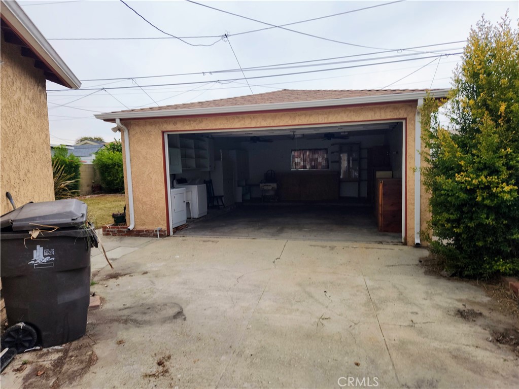 1325 West 34th Street Long Beach, CA 90810 - Photo 29 of 35 a view of an empty room with a fireplace
