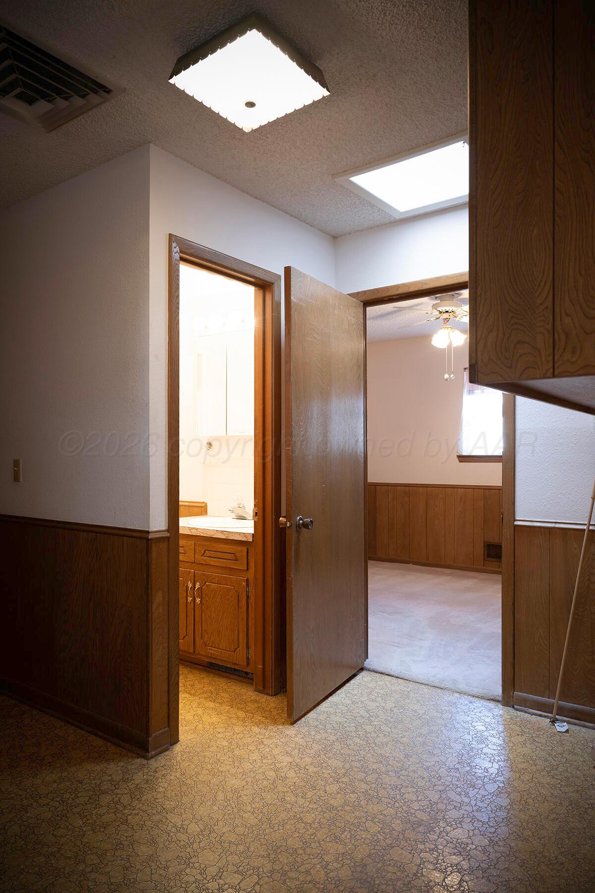 309 Bennett Drive Dumas, TX 79029 - Photo 15 of 35 Hallway