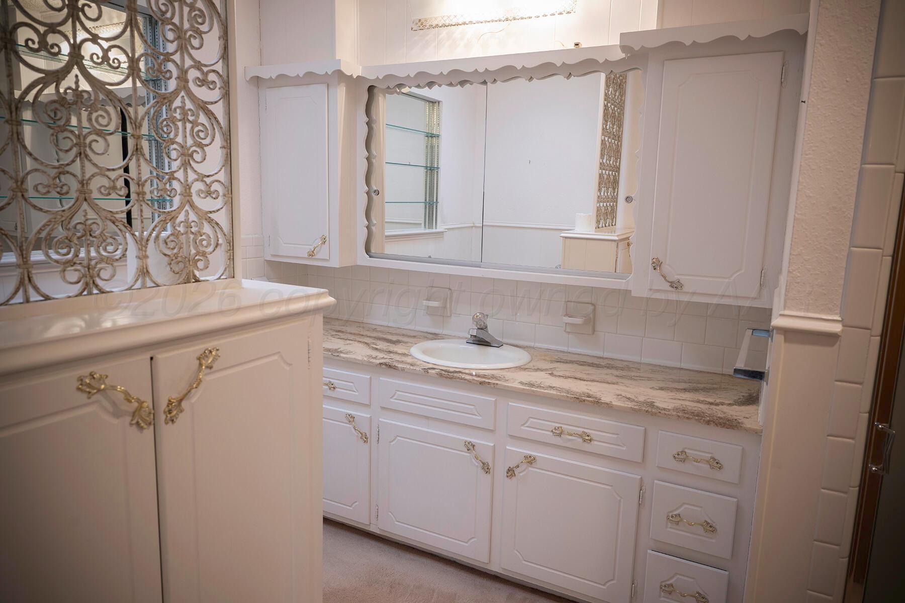 309 Bennett Drive Dumas, TX 79029 - Photo 23 of 35 Bathroom 2