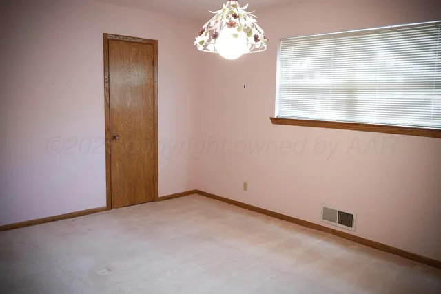 a view of a chandelier in big room and chandelier