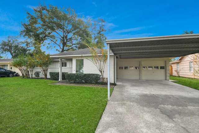 a view of yard with green space