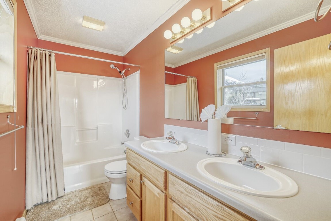 63 20 Grand Court, Unit 63 Silverthorne, CO 80498 - Photo 17 of 28 a bathroom with 2 sink tub and a mirror