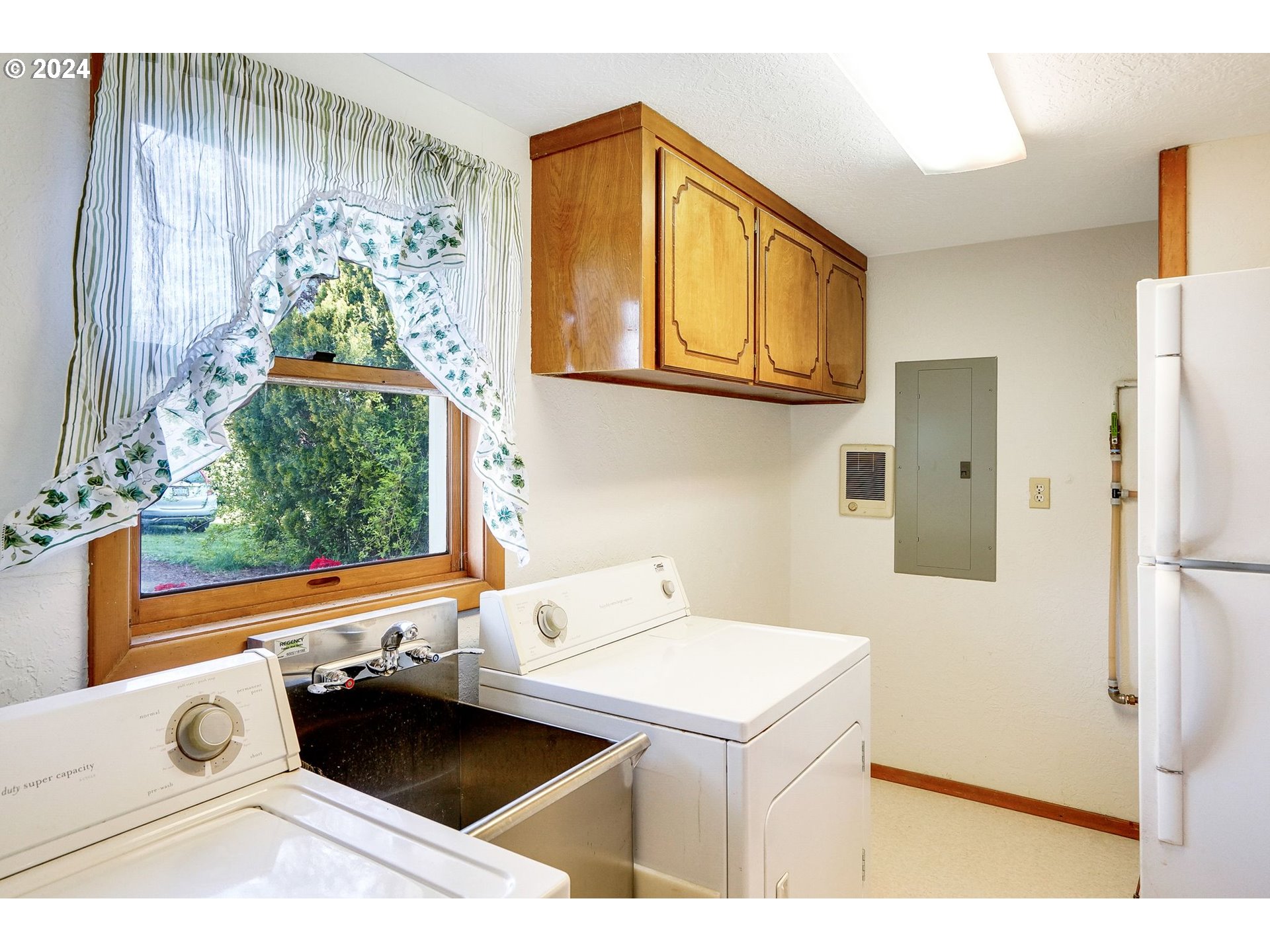10342 Liberty Road South Jefferson, OR 97352 - Photo 24 of 40 a bathroom with a sink and a bathtub