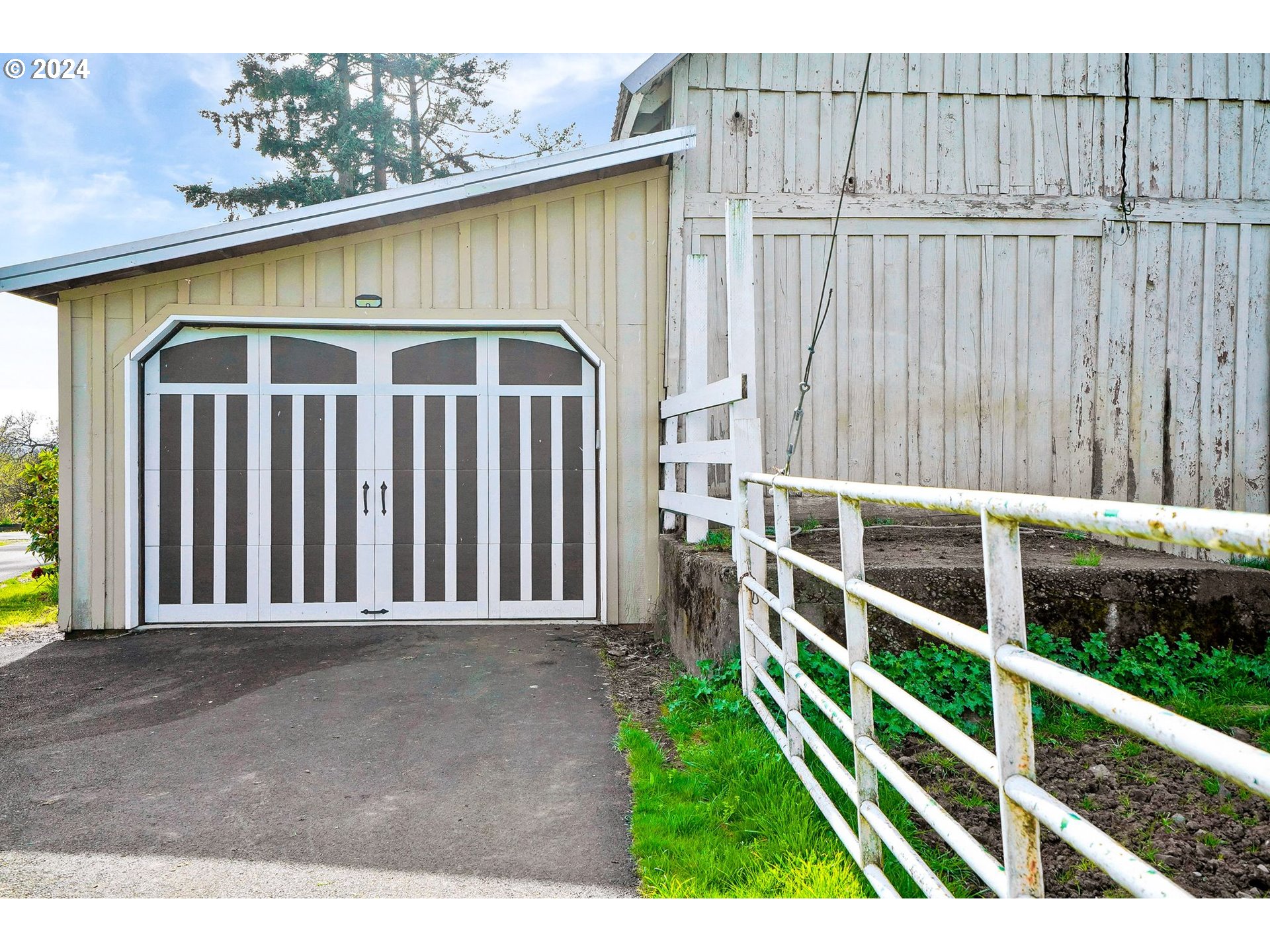 10342 Liberty Road South Jefferson, OR 97352 - Photo 4 of 40 a view of a backyard with wooden fence