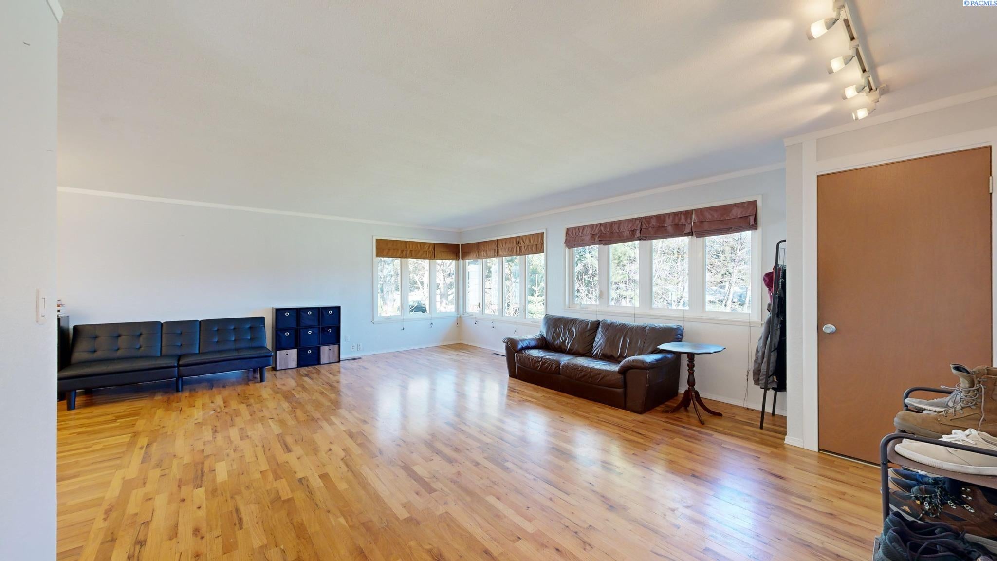 733 Southeast Ridgeview Street Pullman, WA 99163 - Photo 5 of 20 Gallery Image 5