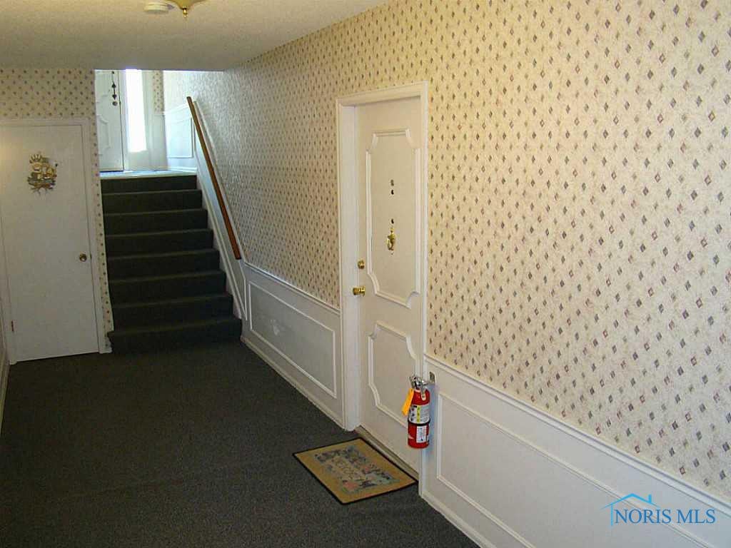 2233 Rockspring Road, Unit 1B Toledo, OH 43614 - Photo 5 of 20 Entry.