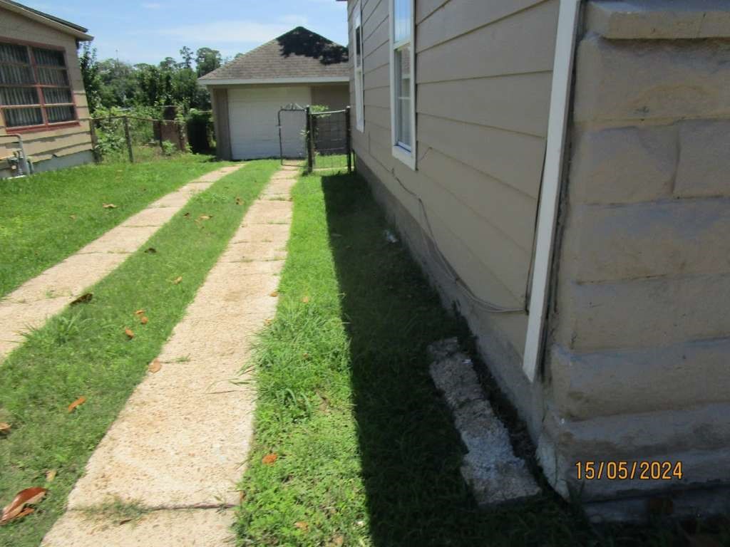 7410 Dallas Street Houston, TX 77011 - Photo 12 of 13 a view of a house with a yard
