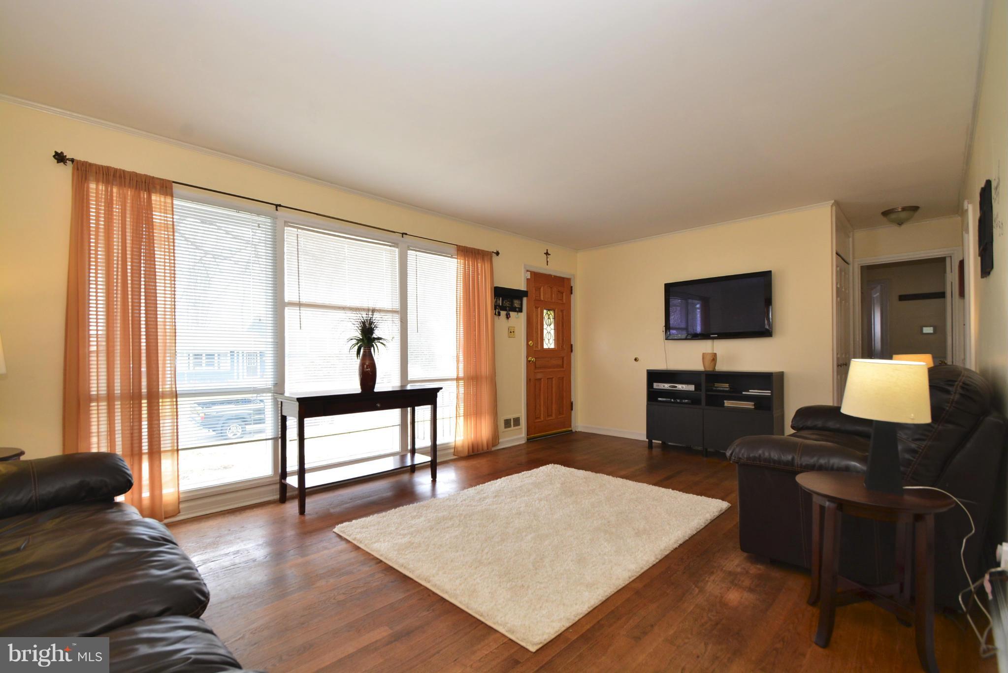 1813 Dunwoody Road Baltimore, MD 21234 - Photo 6 of 21 Living Room