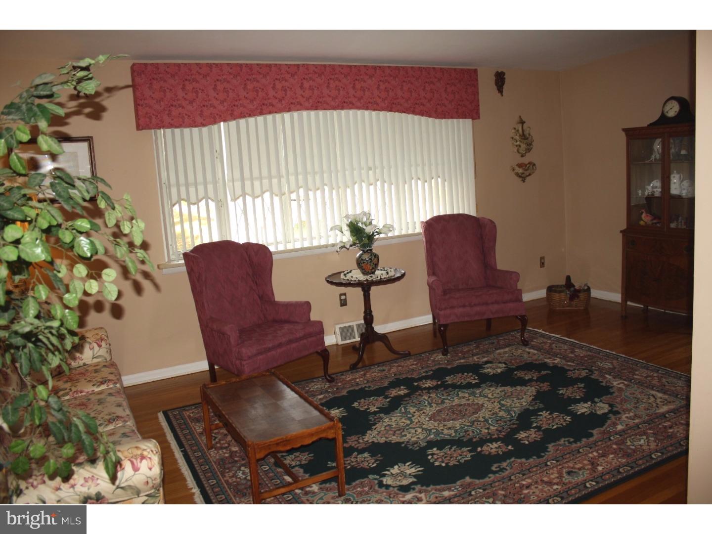 710 Hill Road Philadelphia, PA 19128 - Photo 15 of 18 Living Room