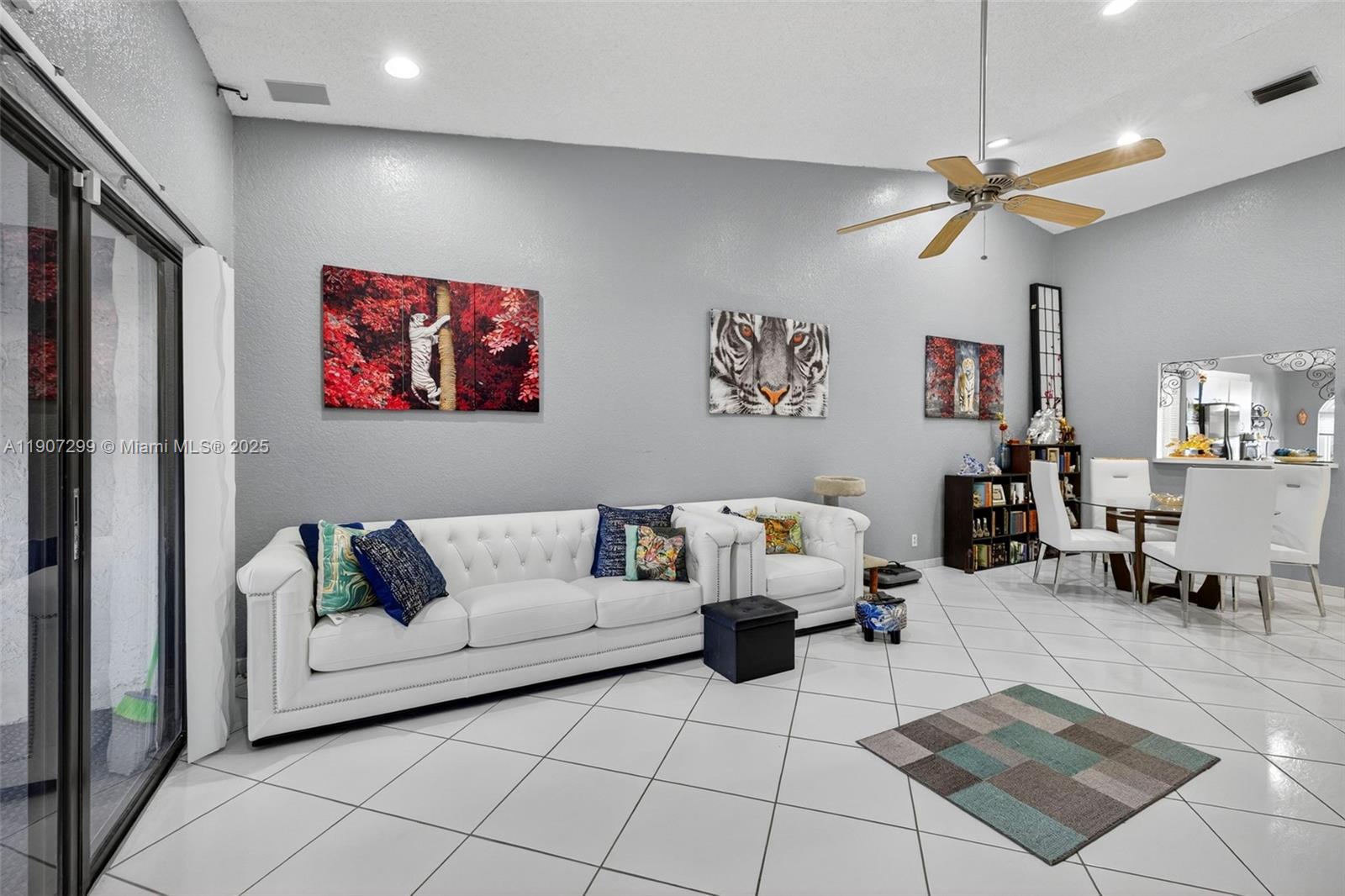 8228 Northwest 100th Way Tamarac, FL 33321 - Photo 5 of 27