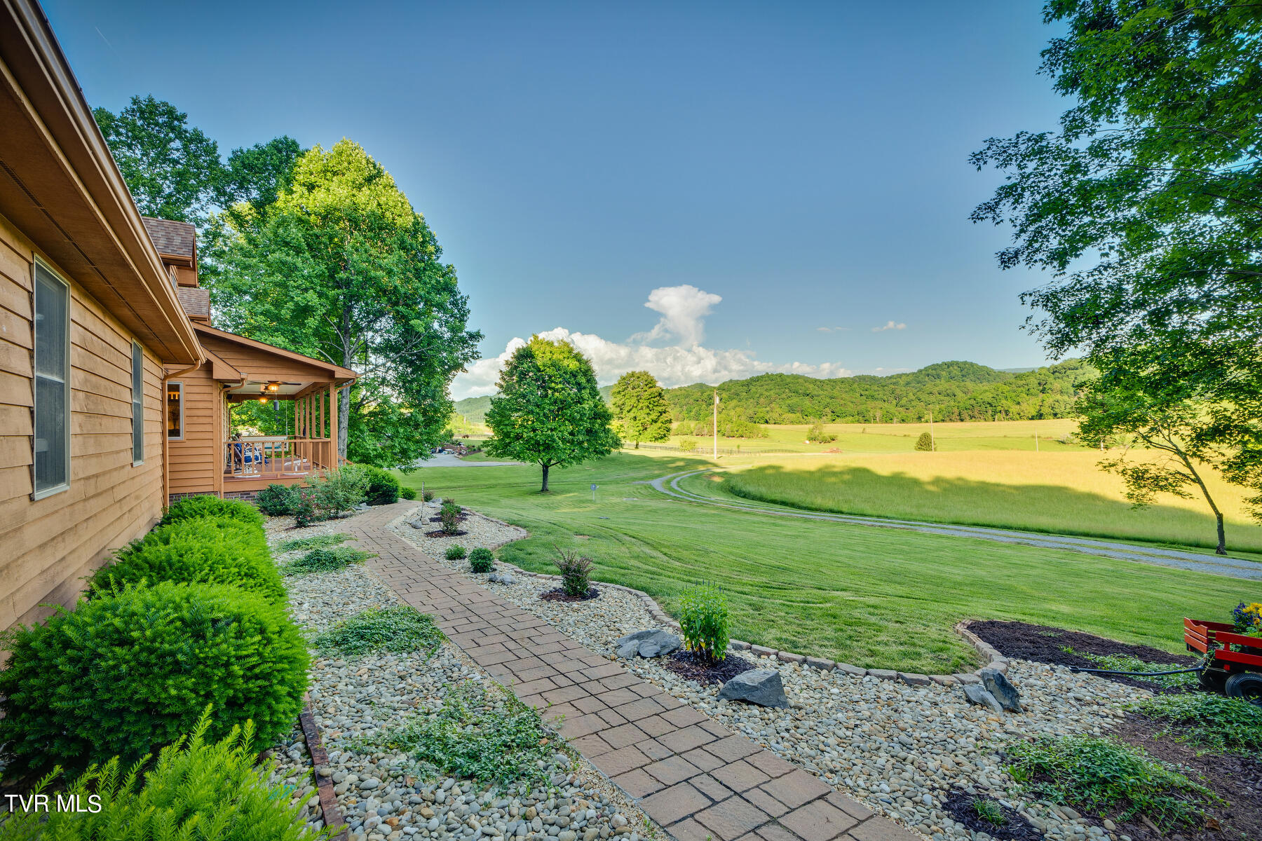 469 Pemberton Road Bristol, TN 37620 - Photo 5 of 64 005