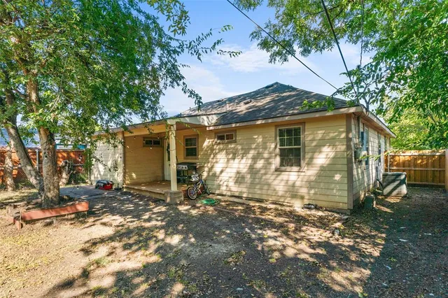 $240,000 | 502 Royal Avenue, Grand Prairie, TX 75051