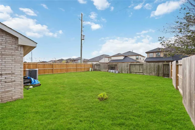 a view of a house with backyard and garden