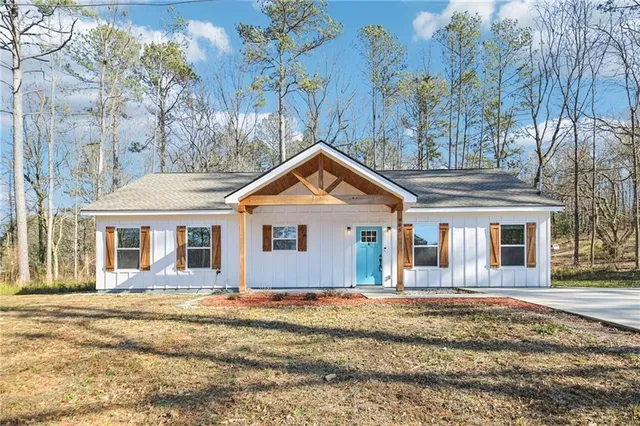 a view of a house with a yard