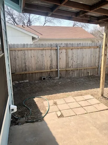 a view of a backyard
