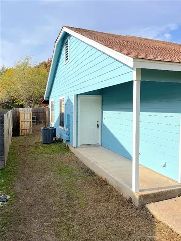 a view of a house with backyard