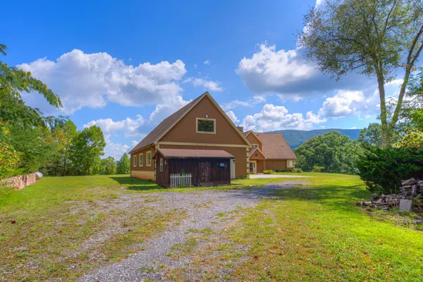 $1,000,000 | 1782 Wolf Creek Highway, Narrows, VA 24124