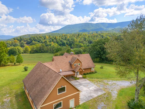 $1,000,000 | 1782 Wolf Creek Highway, Narrows, VA 24124