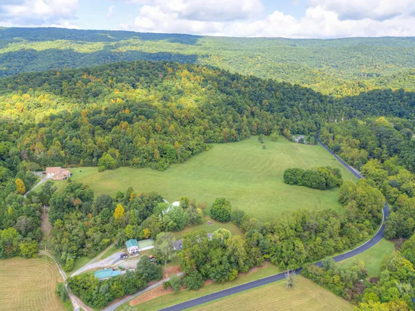 $1,000,000 | 1782 Wolf Creek Highway, Narrows, VA 24124