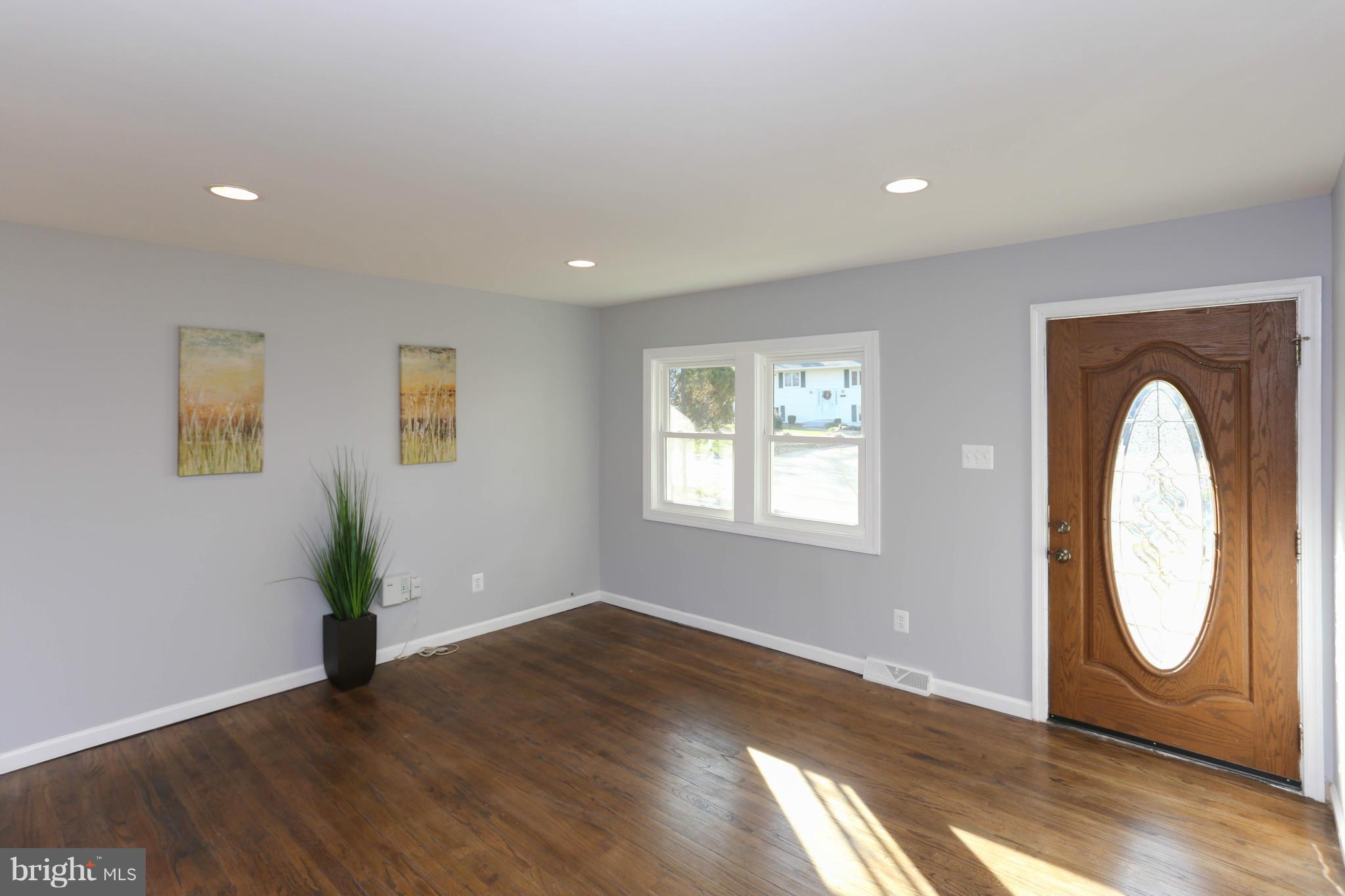 1154 Ridge Drive Pasadena, MD 21122 - Photo 3 of 29 Living Room