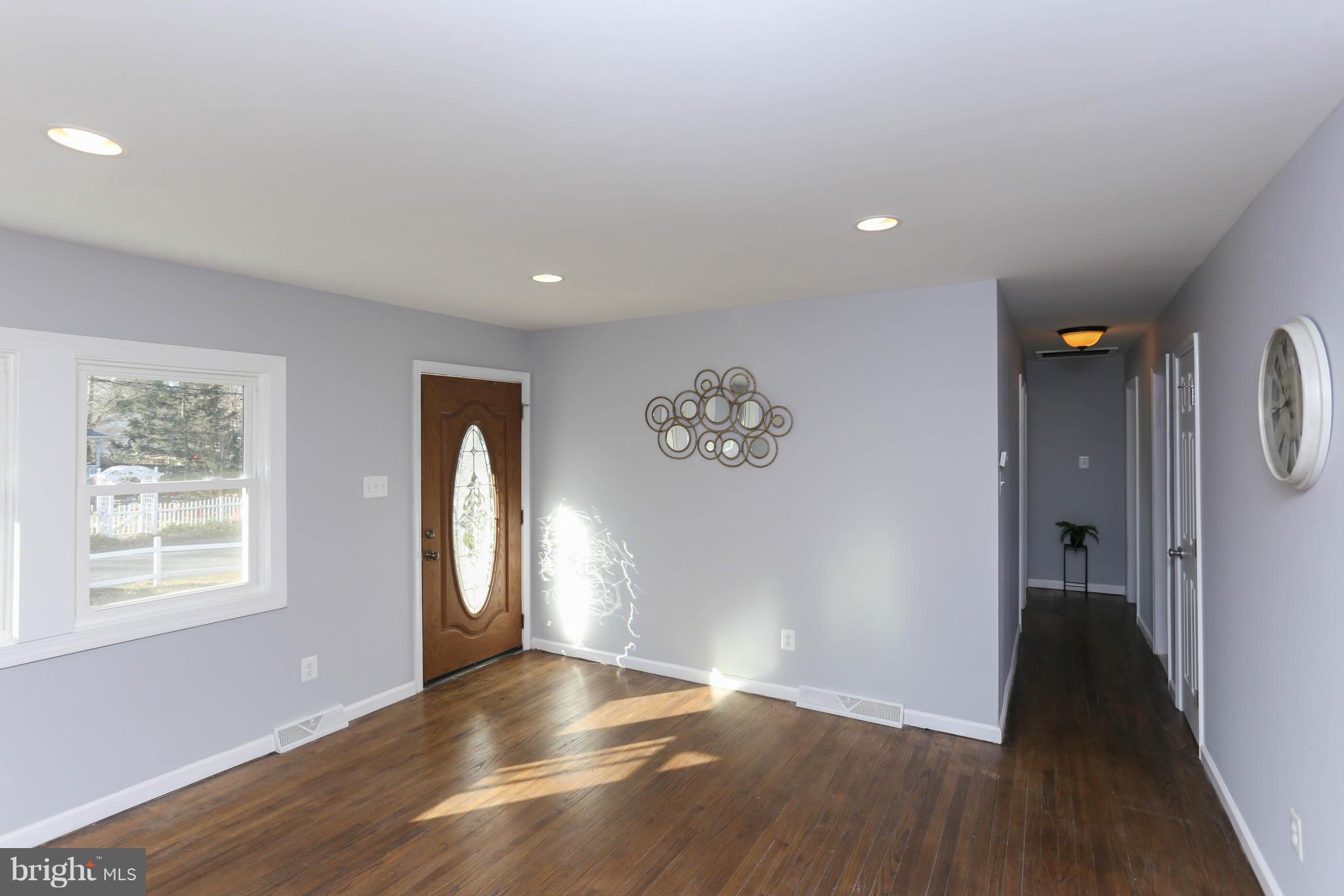 1154 Ridge Drive Pasadena, MD 21122 - Photo 9 of 29 Living Room
