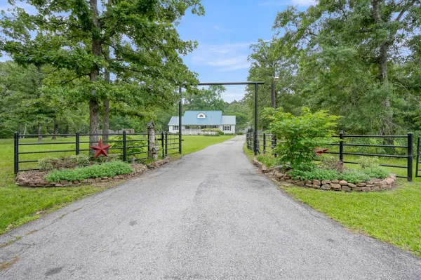 $899,000 | 197 Sunset Lake Road, Huntsville, TX 77340
