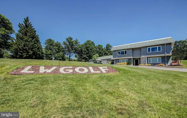 a view of a tennis court