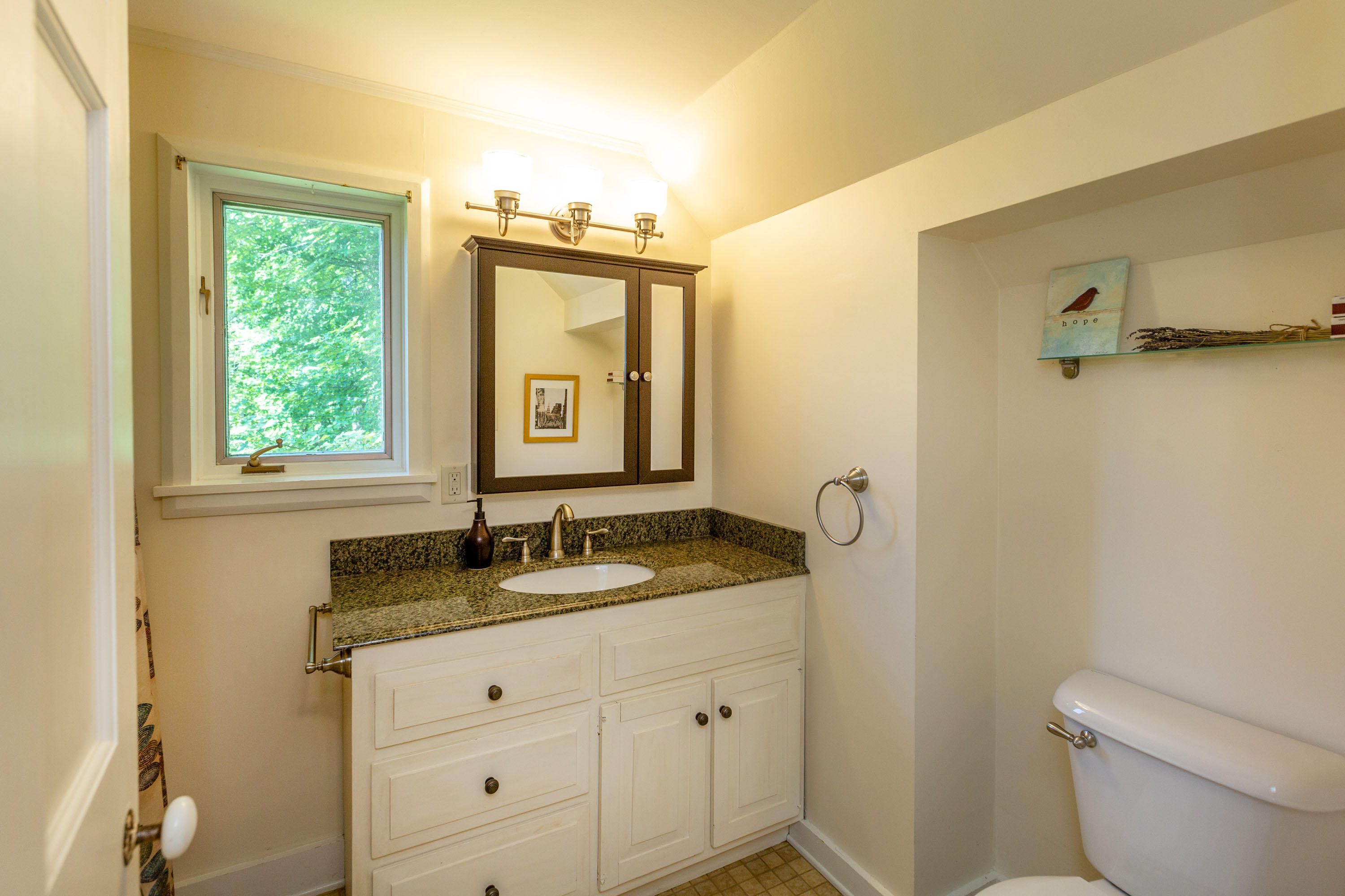 197 Middle Bay Road Brunswick, ME 04011 - Photo 37 of 68 Second-floor bath