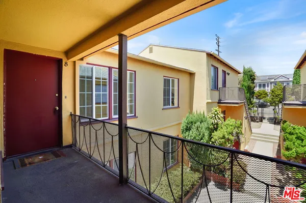 $2,400 | 3559 Sawtelle Boulevard, Unit 8, Los Angeles, CA 90066