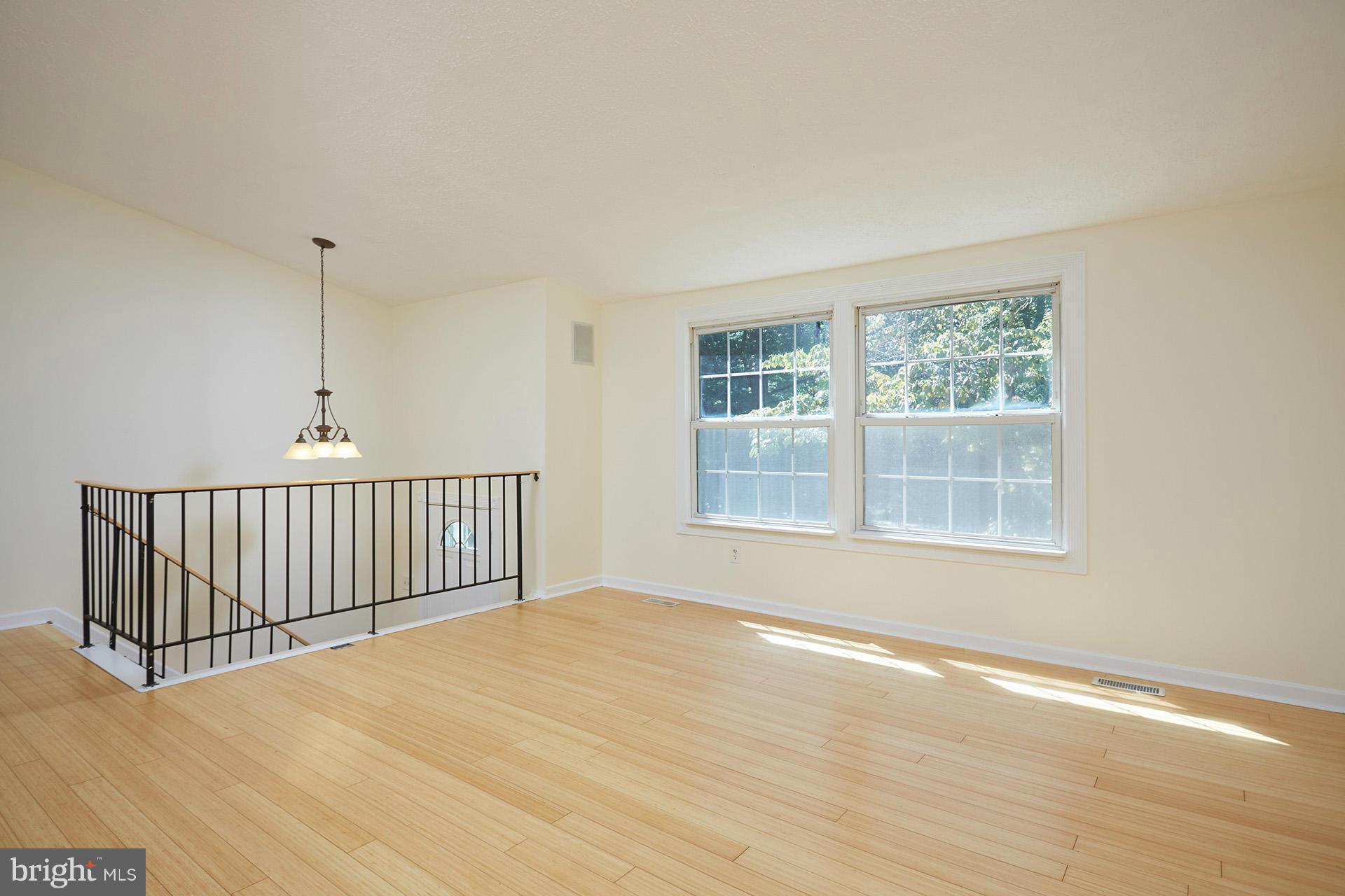 11904 Appling Valley Road Fairfax, VA 22030 - Photo 3 of 27 Living Room