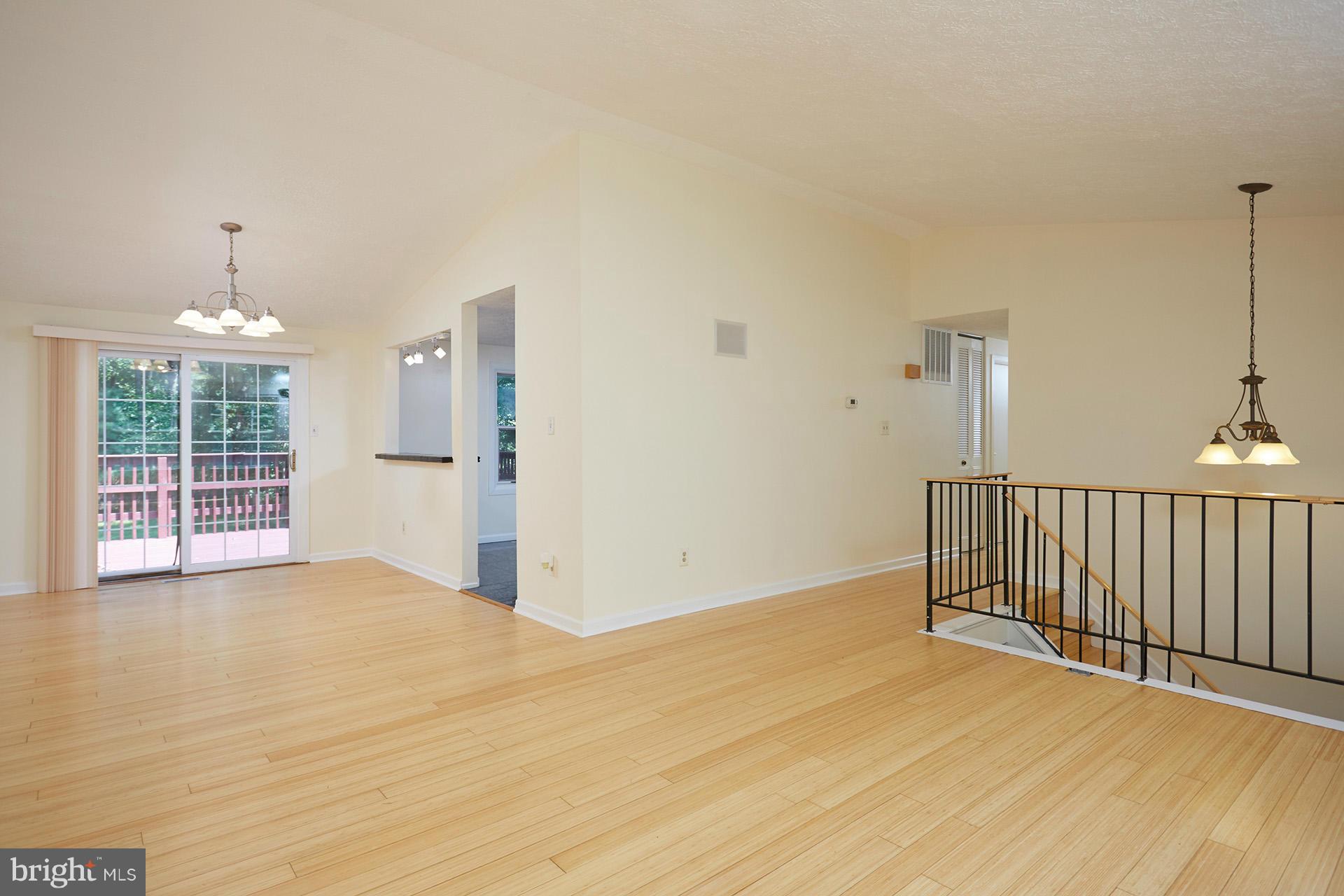 11904 Appling Valley Road Fairfax, VA 22030 - Photo 4 of 27 Living Room