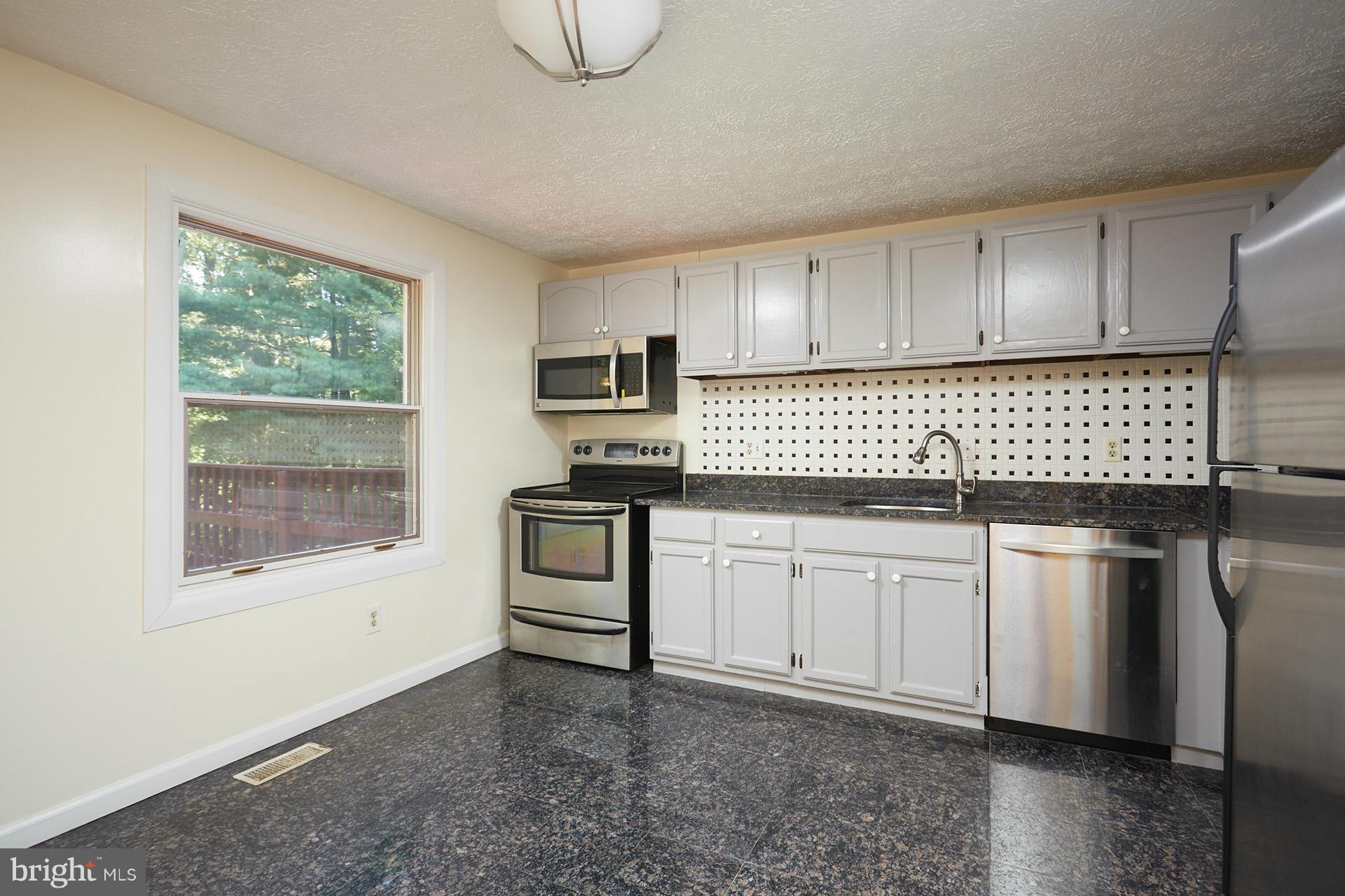 11904 Appling Valley Road Fairfax, VA 22030 - Photo 6 of 27 Kitchen