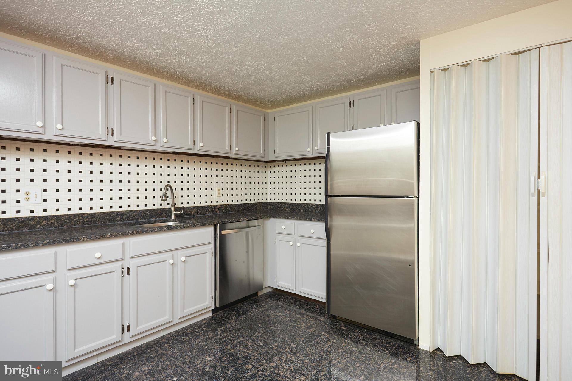 11904 Appling Valley Road Fairfax, VA 22030 - Photo 7 of 27 Kitchen