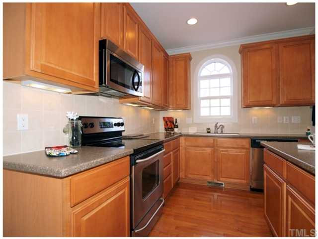 Bright kitchen/solid surface/ ss smooth top/hardwood floor Kitchen
