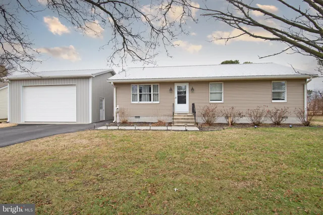 a front view of house with yard